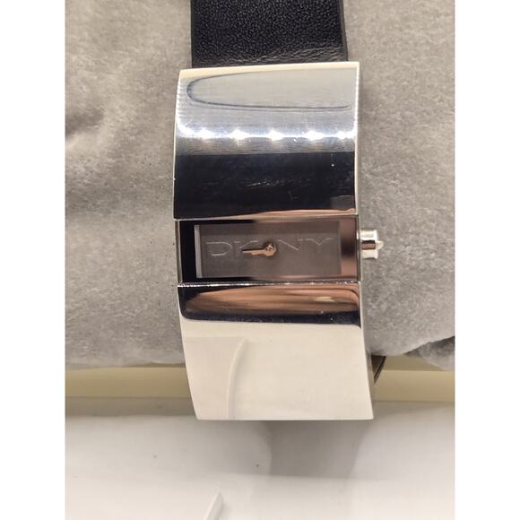 DKNY Stainless Steel Ladies' Watch + Box. NY.4015. New Battery - Picture 1 of 11